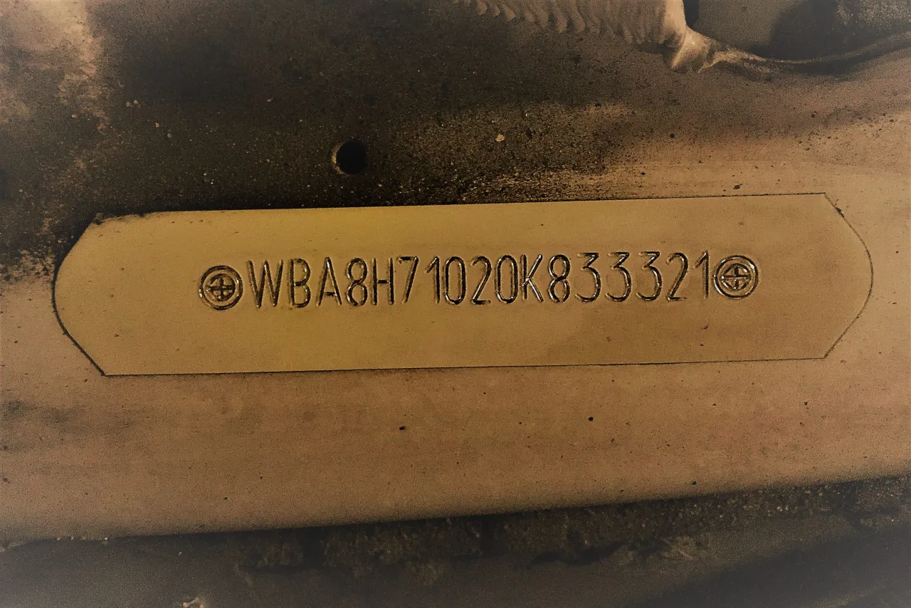 Tabliczka z numerem VIN WBA8H71020K833321. Ustalenie części po nr vin.