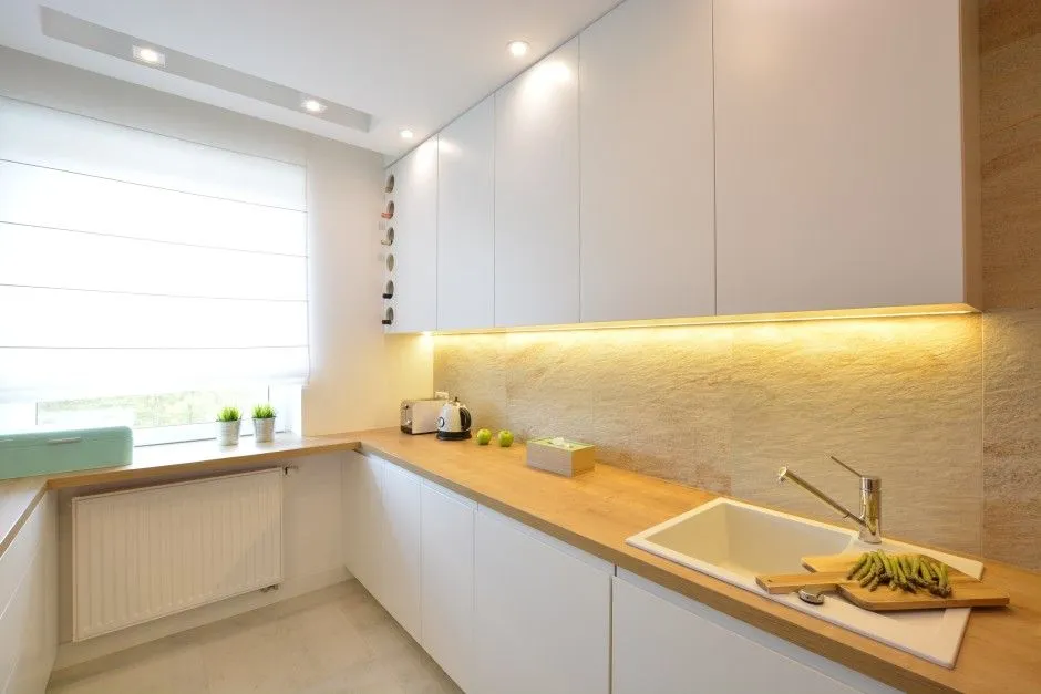 biała kuchnia drewniany blat płytki inspiracje