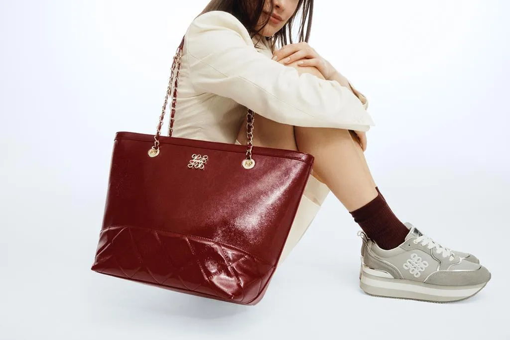 Modne kolory torebek 2026 czerwień kobalt srebro
