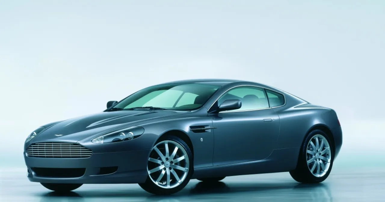 Elegancki, szary Aston Martin DB9. Zastanawiasz się, ile kosztuje Aston Martin? To marzenie wielu kierowców.