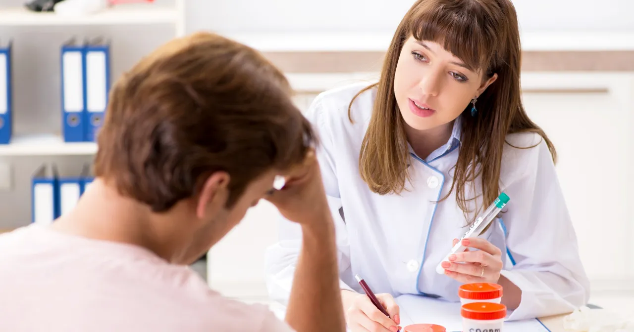 kobieta rozmawiająca z lekarzem, NFZ refundacja