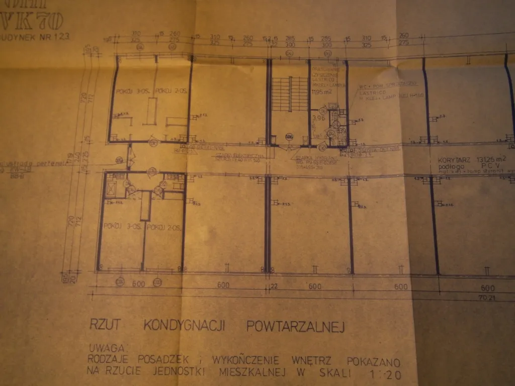 archiwum dokumentów budowlanych, stare plany budowlane, teczki z dokumentami