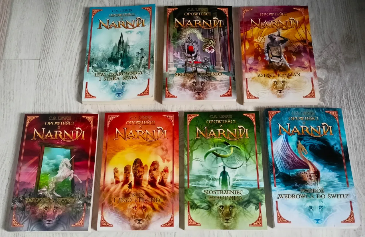 Okładki wszystkich siedmiu tom&oacute;w 