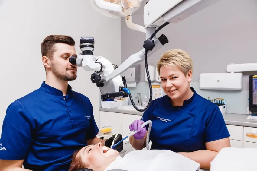 dentysta w trakcie stażu podyplomowego