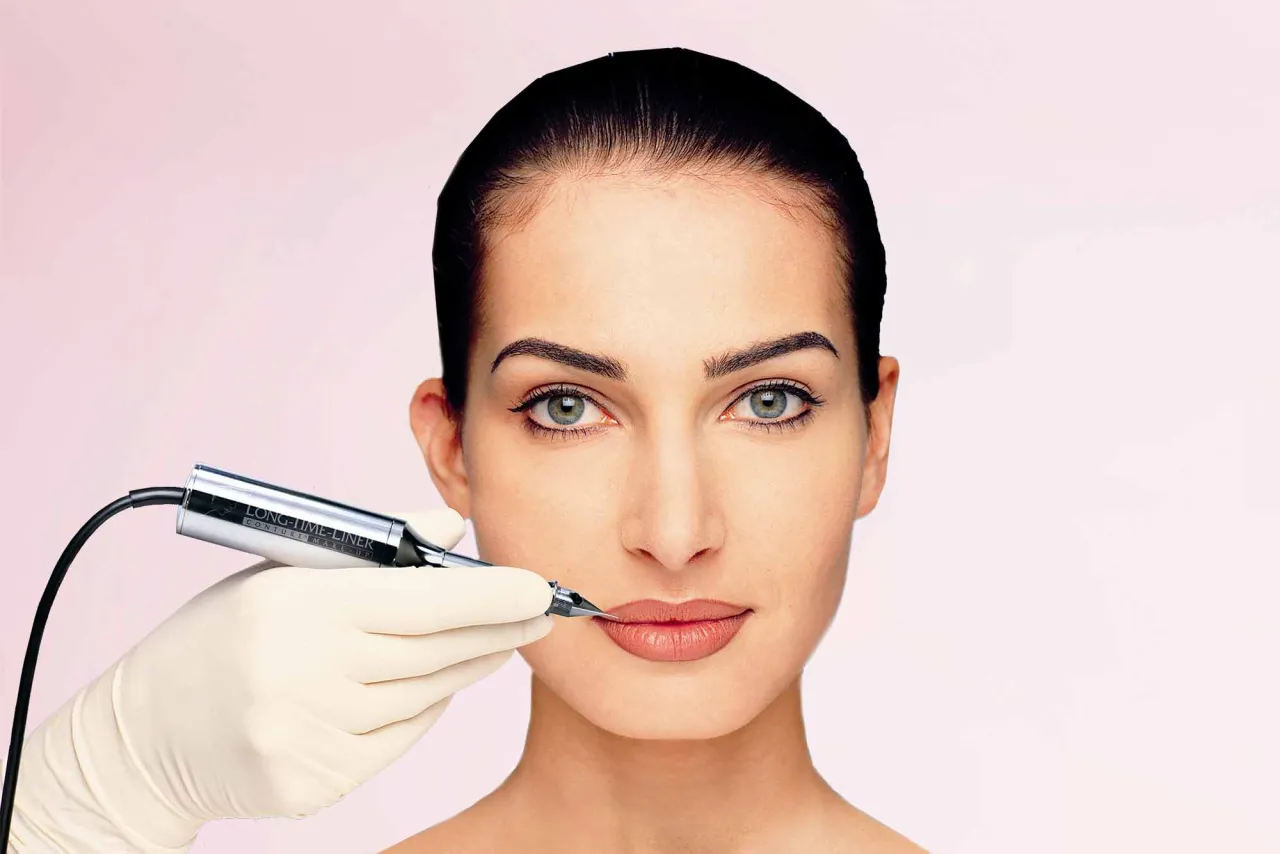 Frau trinkt mit Strohhalm, Lippenpflege nach Permanent Make-up