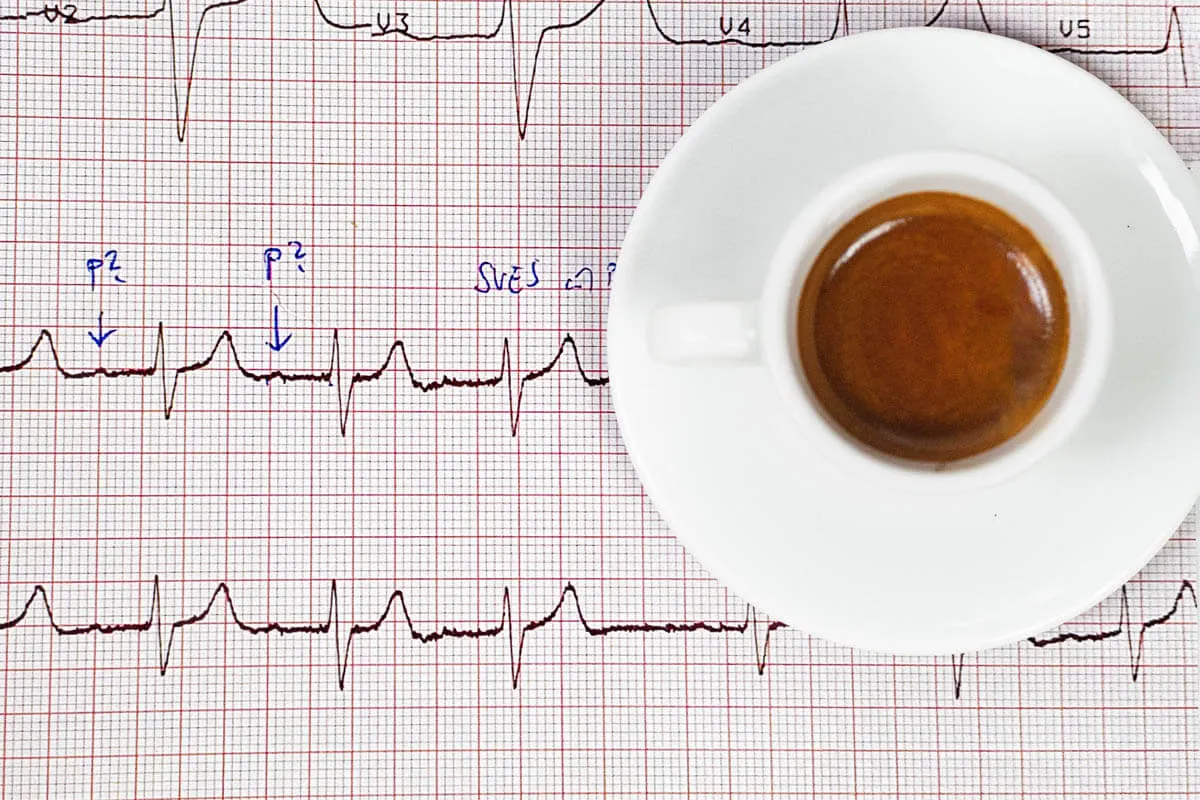 kawa a zdrowie serca, filiżanka kawy i symbol serca
