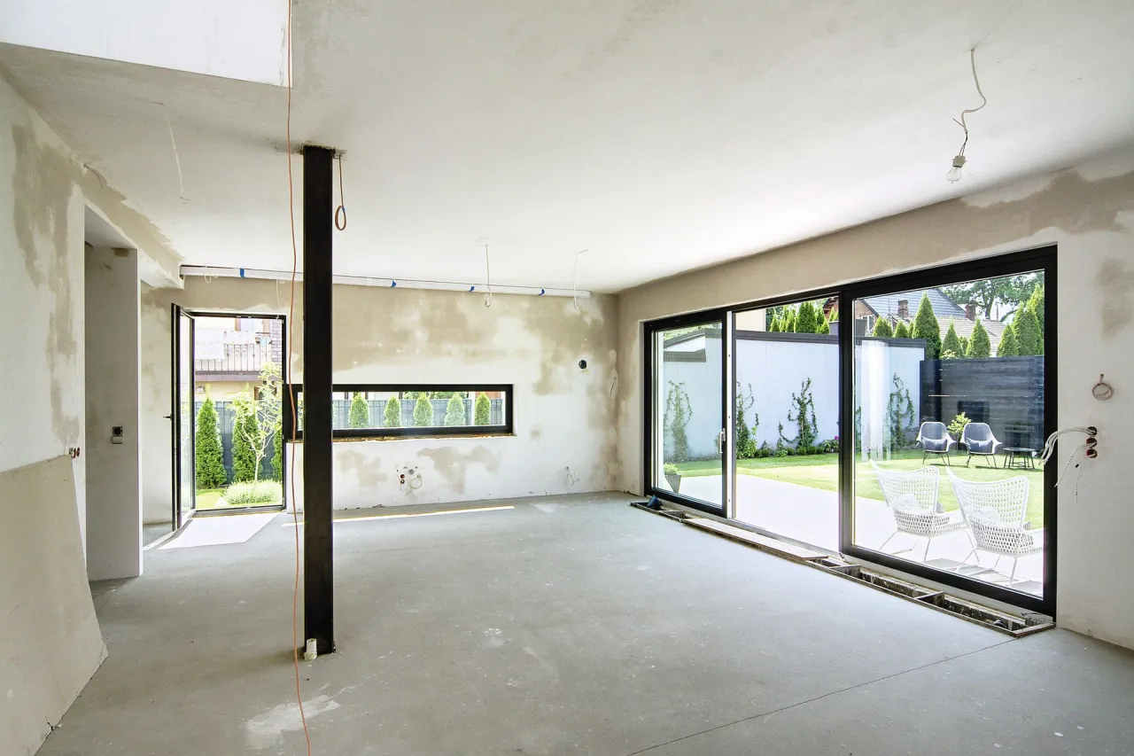 przykłady pomieszczeń z tynkiem gipsowym i cementowo-wapiennym