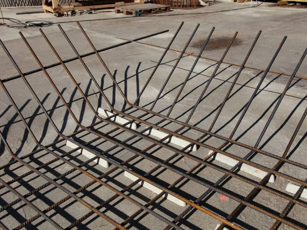 Prawidłowy montaż siatki zbrojeniowej podkładki dystansowe