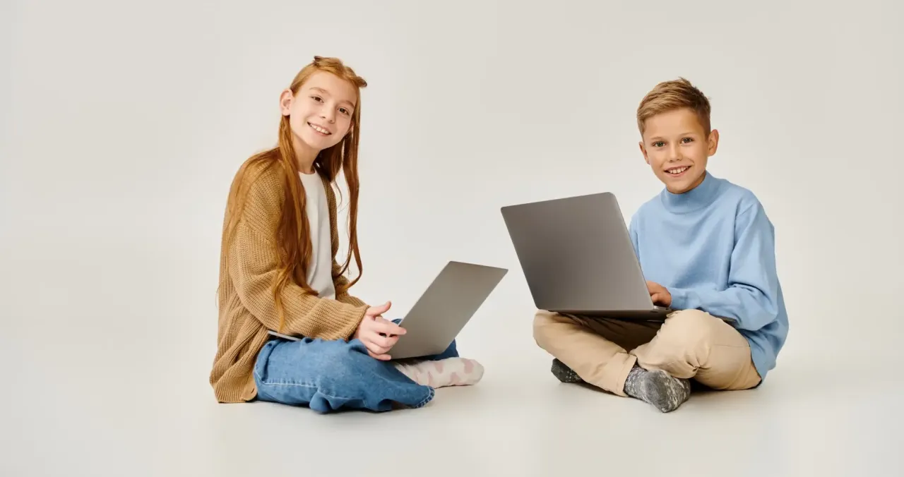 Rodzic wybierający zajęcia dla dziecka online