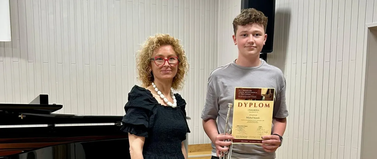 Uczeń z dyplomem i uśmiechem