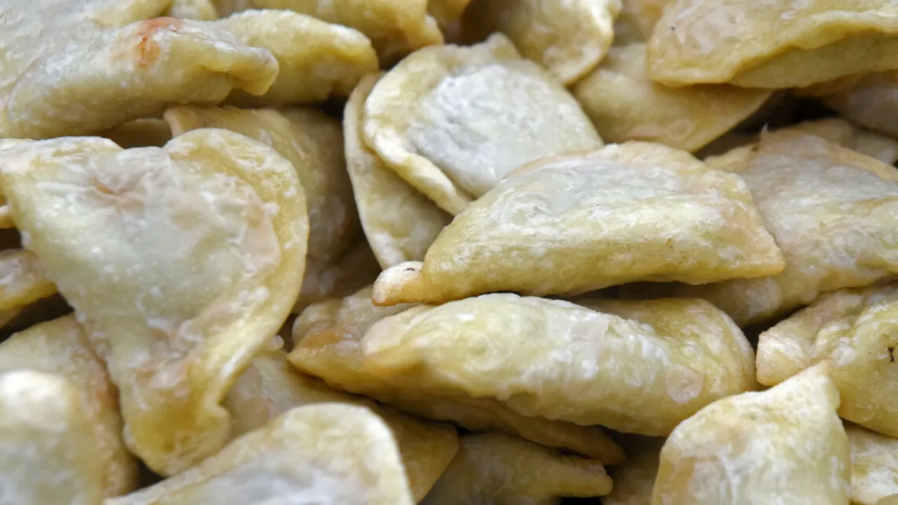 Ugotowane pierogi, które można zamrozić, wyglądają apetycznie. Idealne na zapas!