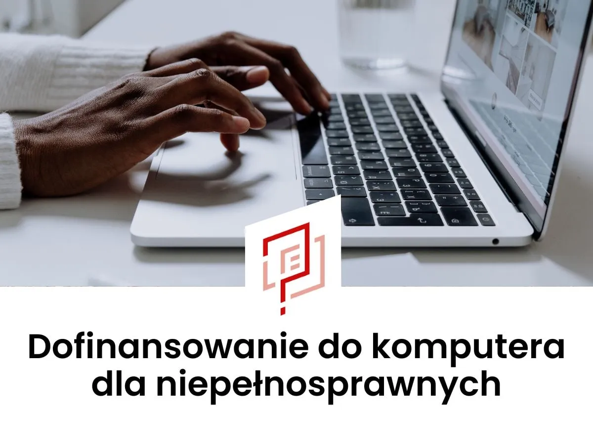 Ręce piszą na laptopie. Pod spodem tekst: 