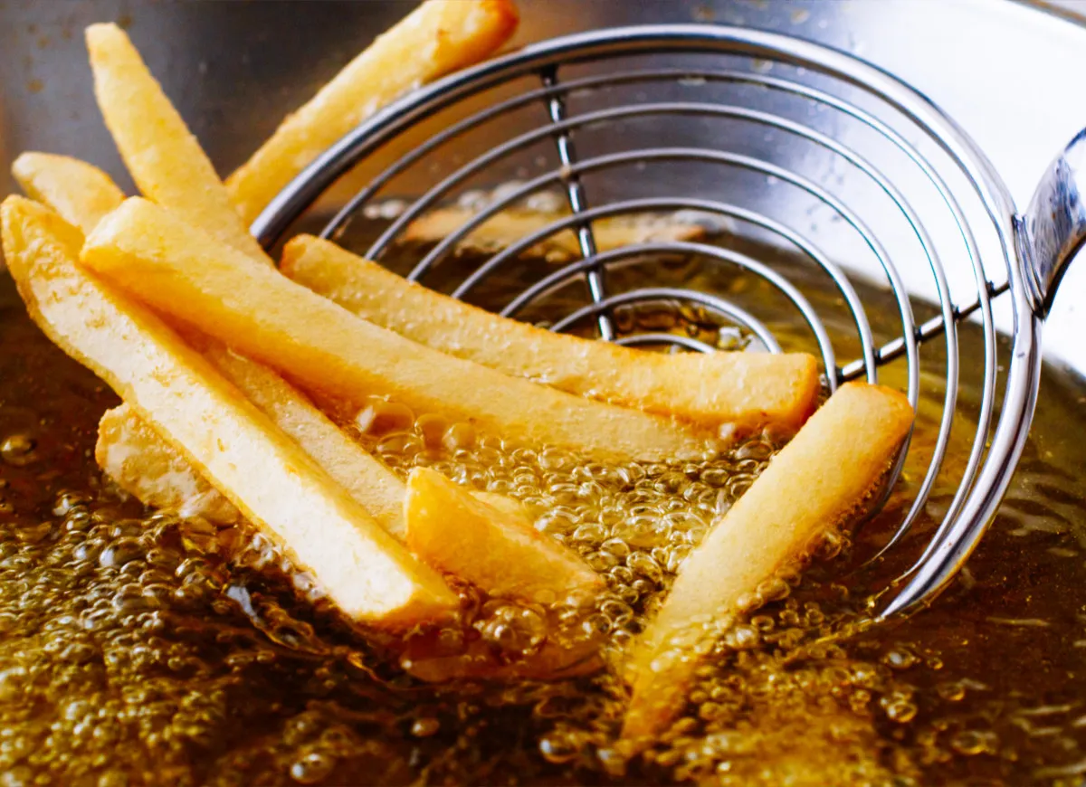 Smażenie frytek partiami