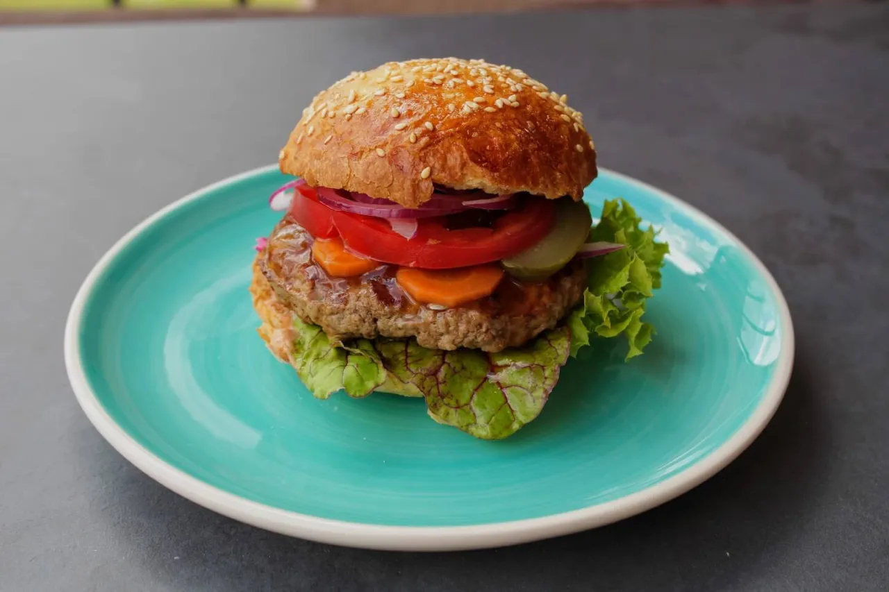 domowe bułki do burger&oacute;w na tle burgera