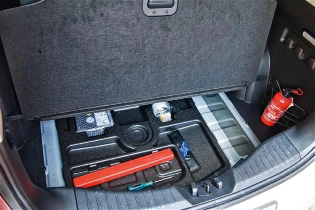 Ford S-Max bagażnik dostęp do koła zapasowego