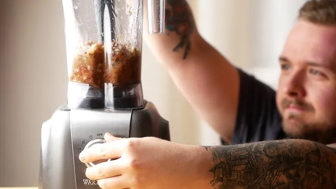 składniki na czerwone pesto i blender