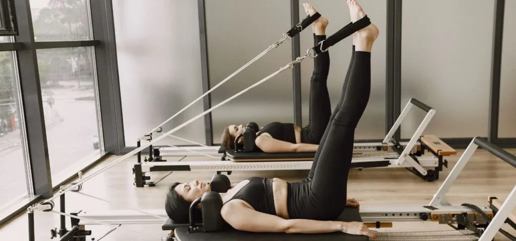 pilates na macie vs reformer