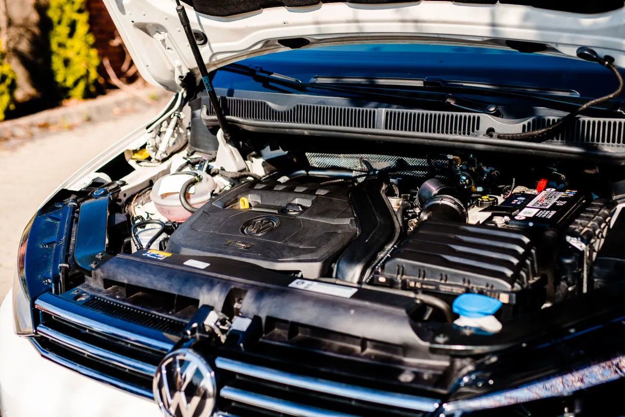 VW Touran tankowanie dystrybutor