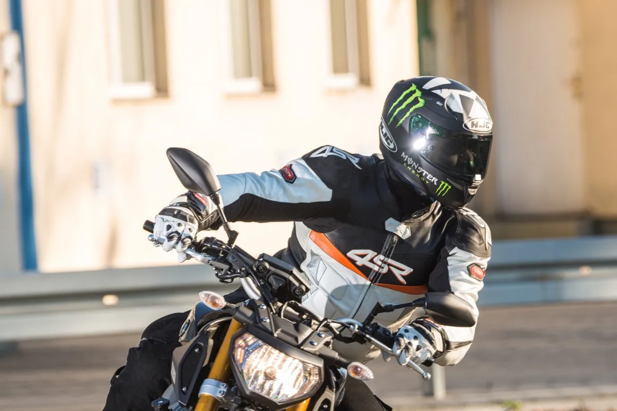 motocyklista w źle dopasowanych rękawicach vs dobrze dopasowanych