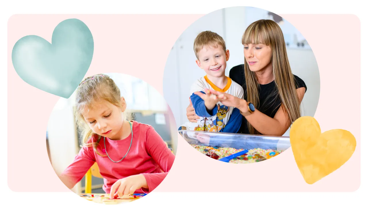 Dziecko bawiące się zmysłami, np. dotykające różnych faktur, z uśmiechem