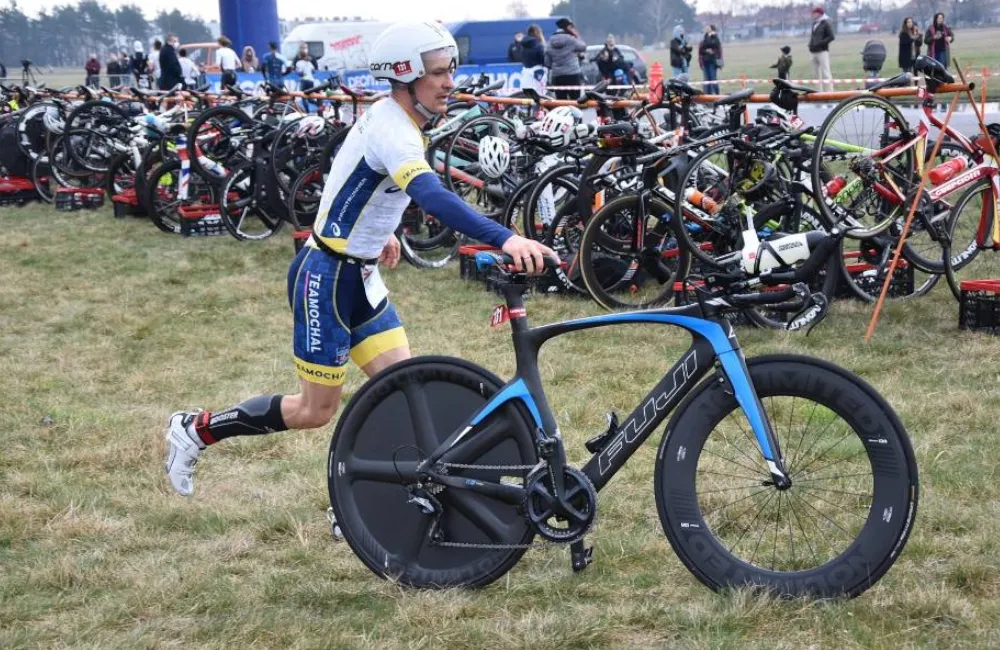 Porównanie biegania z jazdą na rowerze i pływaniem