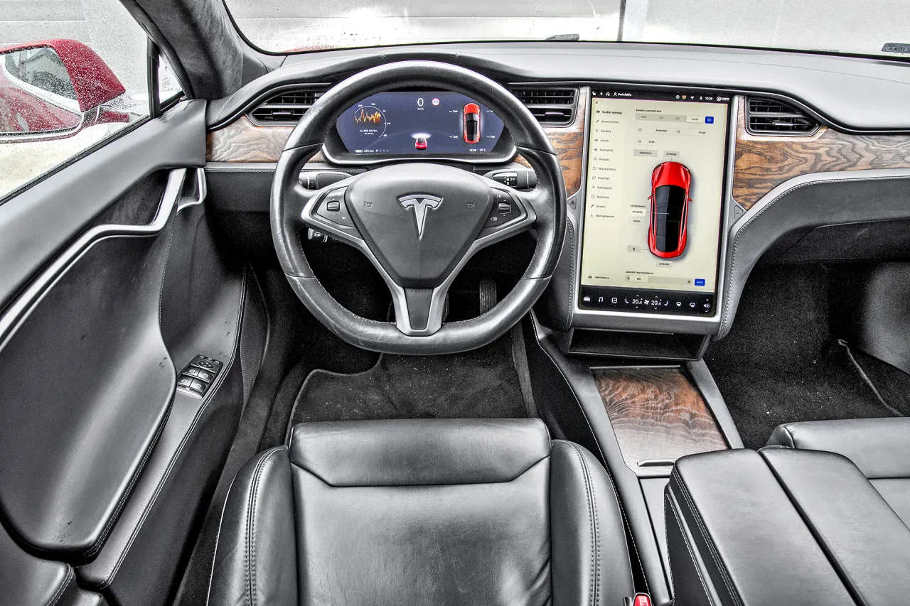 Wnętrze Tesli Model S. Zastanawiasz się, ile kosztuje Tesla Model S? Ten luksusowy samochód elektryczny oferuje nowoczesny design i zaawansowane technologie.