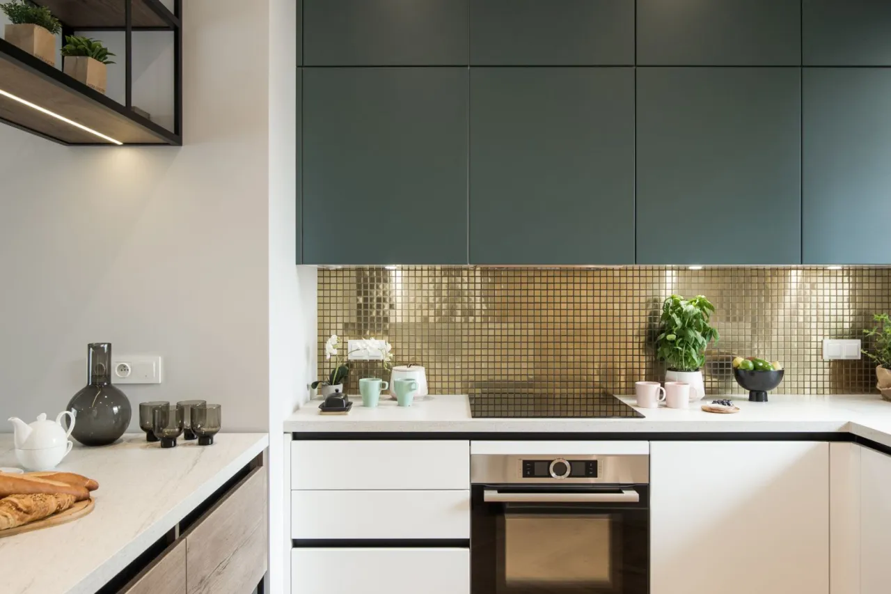 Nowoczesna kuchnia z efektowną ścianą nad blatem