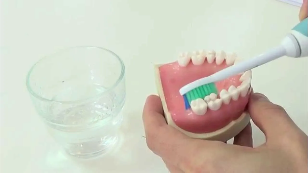 Jak działa szczoteczka soniczna animacja kawitacji mikrobąbelków