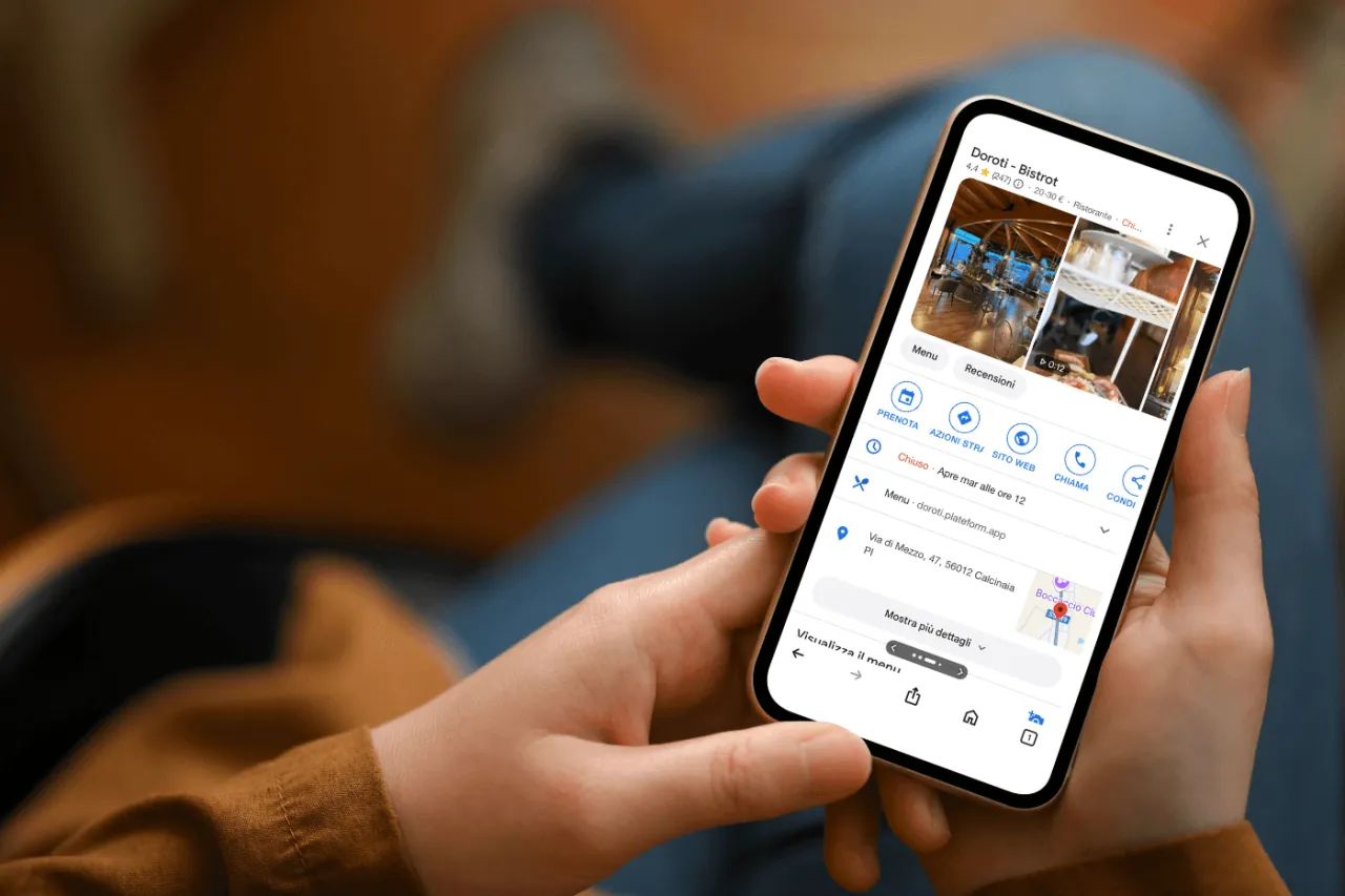 Persona che usa Google Maps per trovare ristoranti