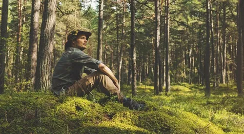 leśniczy w lesie z uprawnieniami myśliwskimi