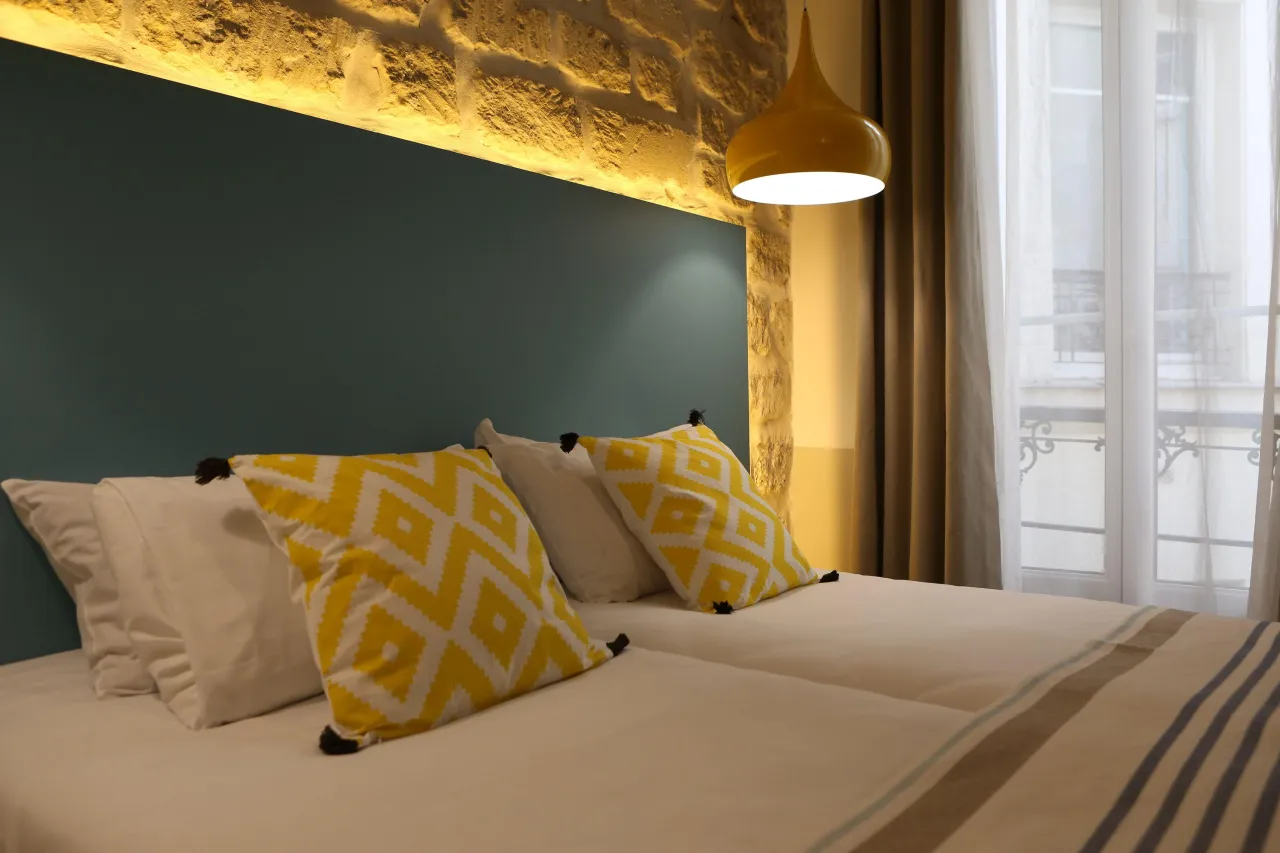 R&oacute;żne typy zakwaterowania w Paryżu: hotel, apartament, hostel