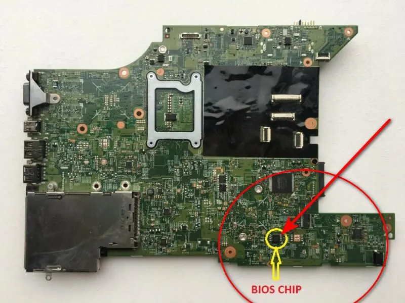 płyta główna z zaznaczonym chipem BIOS