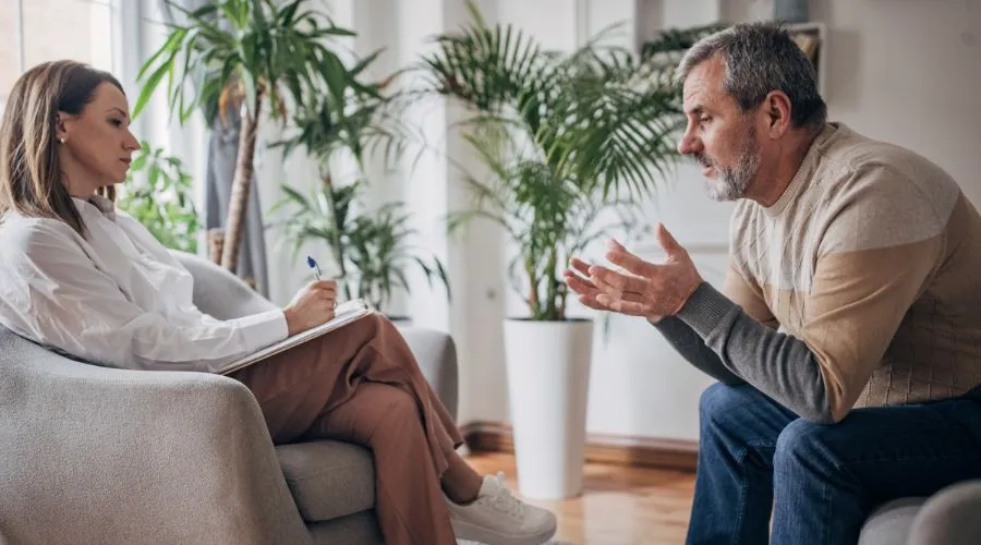 osoba rozmawiająca z psychologiem, wsparcie psychologiczne, szukanie pomocy