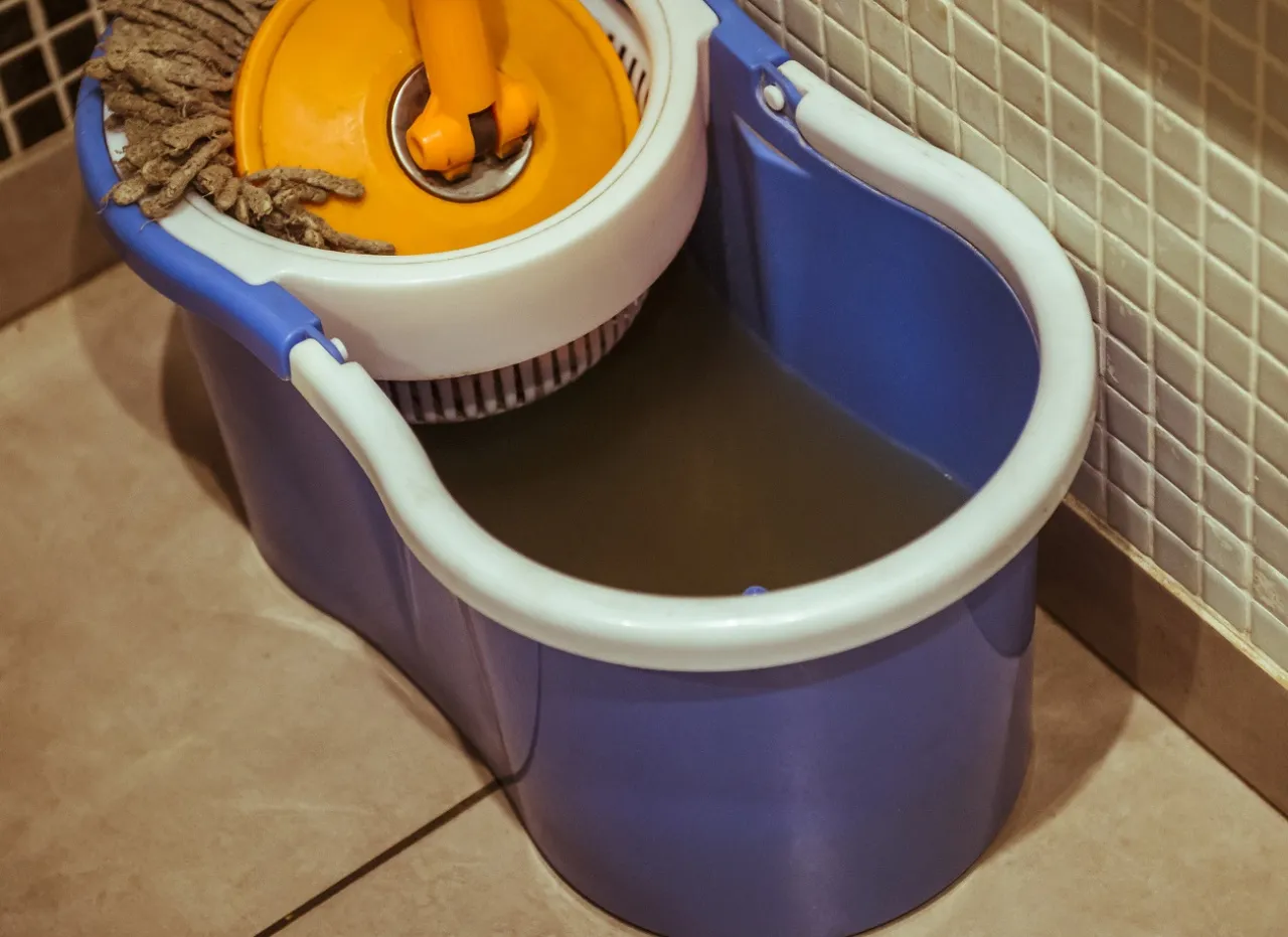 brudny śmierdzący mop obok czystego pachnącego mopa