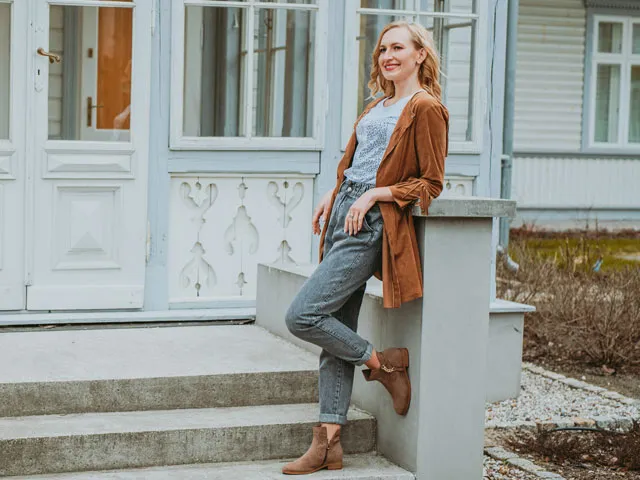 Stylizacje bluza sukienka sneakersy botki kozaki