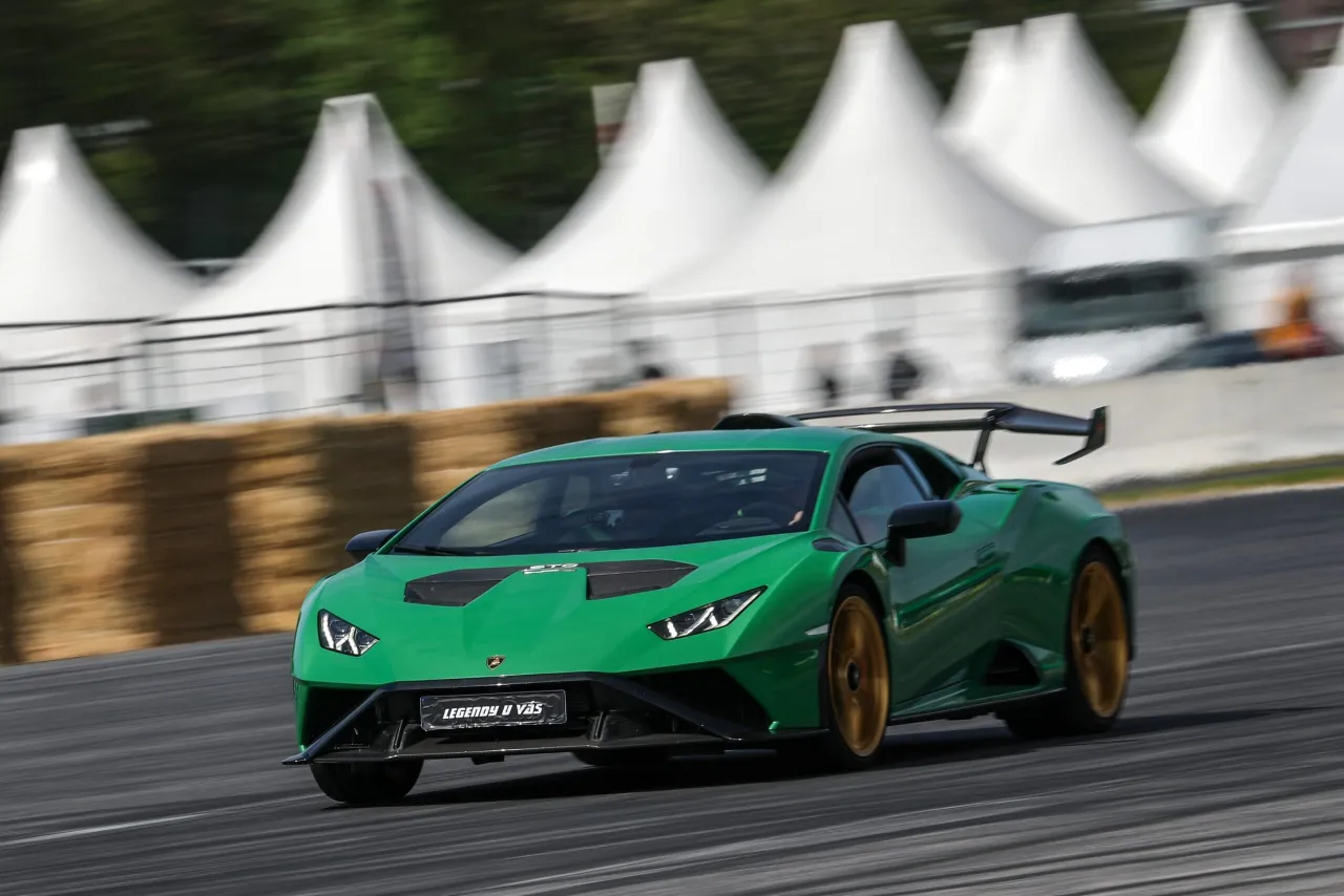 Lamborghini Hurac&aacute;n STO na torze