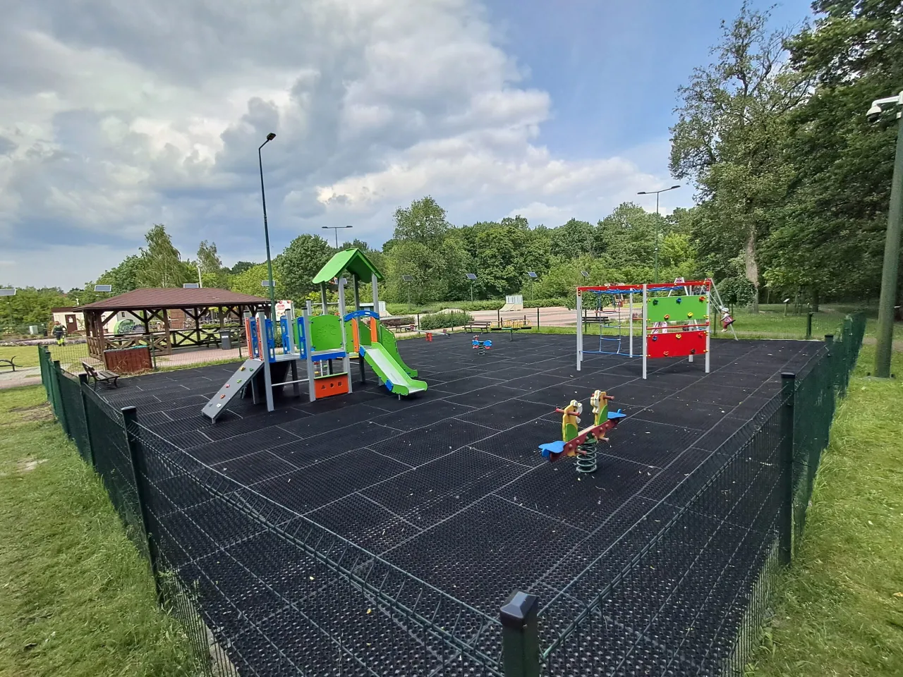 Nowy plac zabaw, odnowiony chodnik, festyn osiedlowy