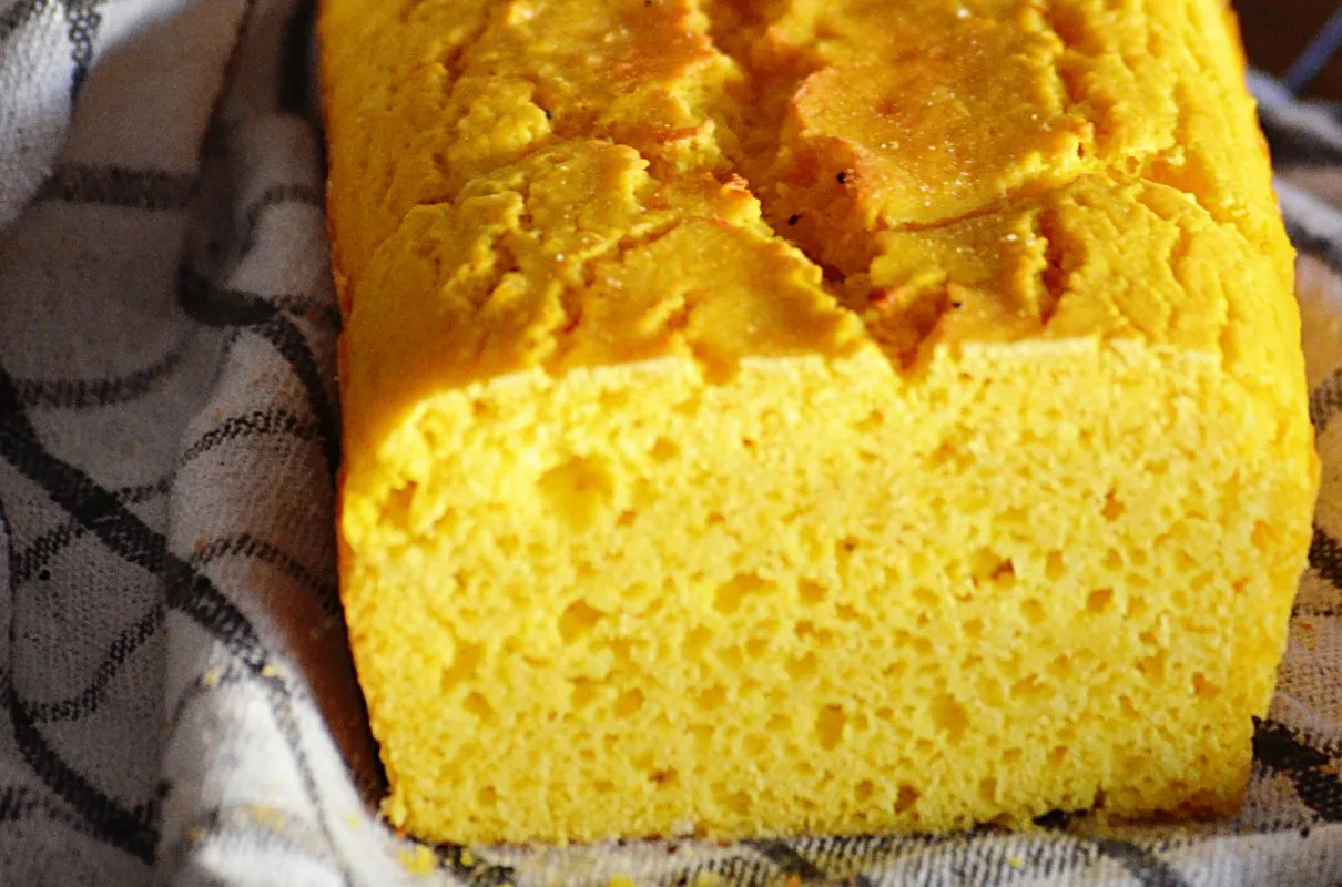 Chleb bezglutenowy z mąki kukurydzianej, puszysty i złocisty, idealny na śniadanie.