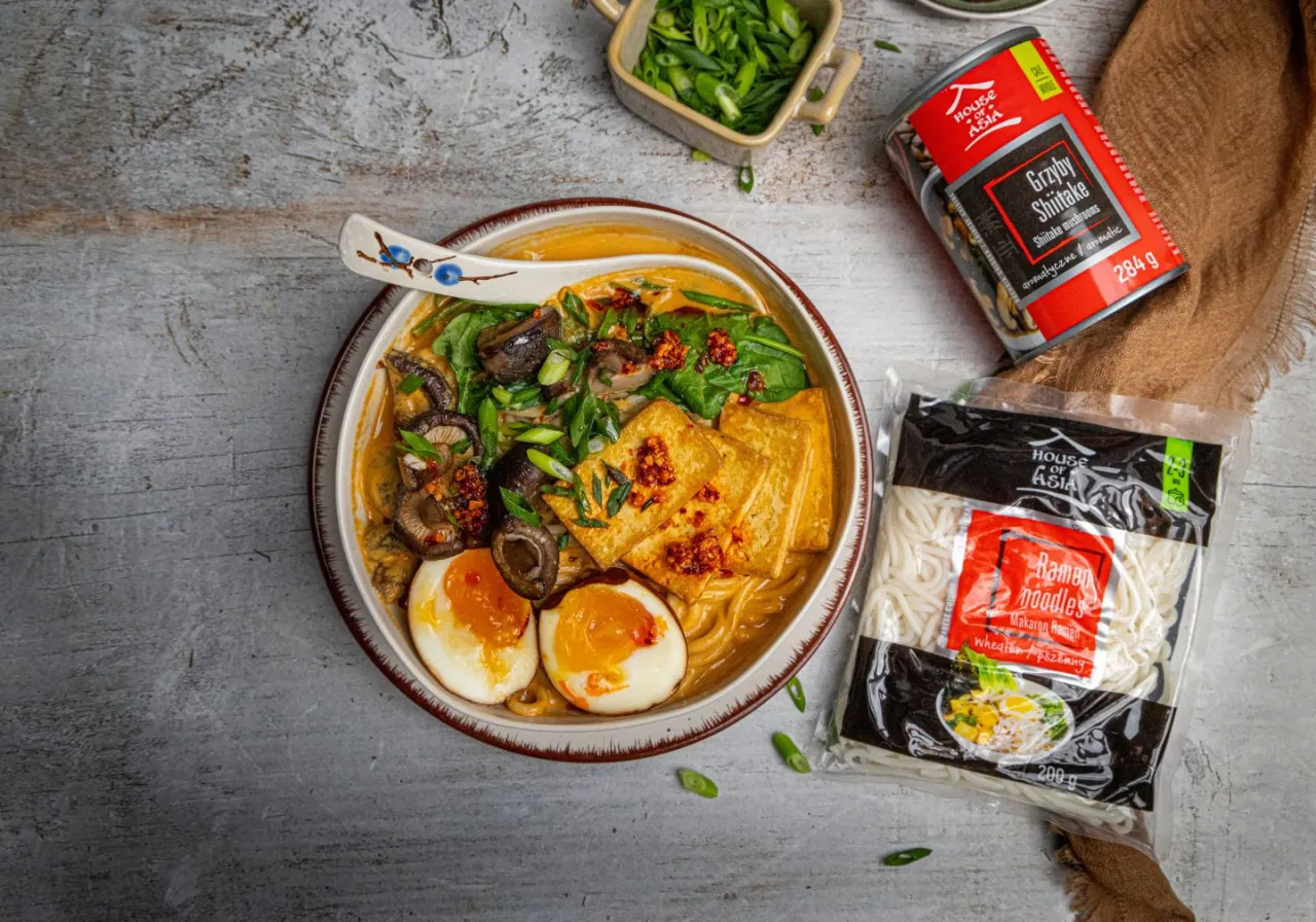 Pyszny ramen na szybko z tofu, grzybami shiitake i jajkiem. Idealny posiłek, gdy brakuje czasu.