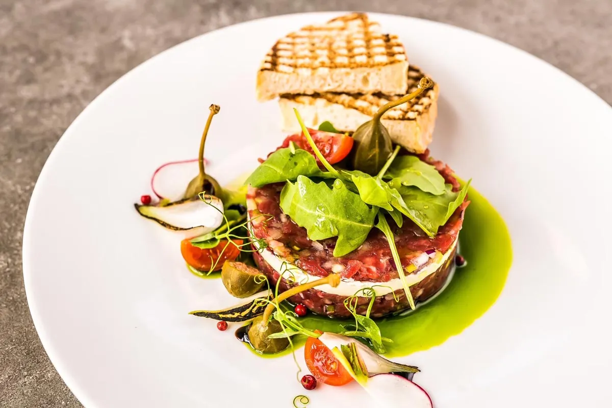 nowoczesne danie restauracyjne podane na talerzu Zakopane