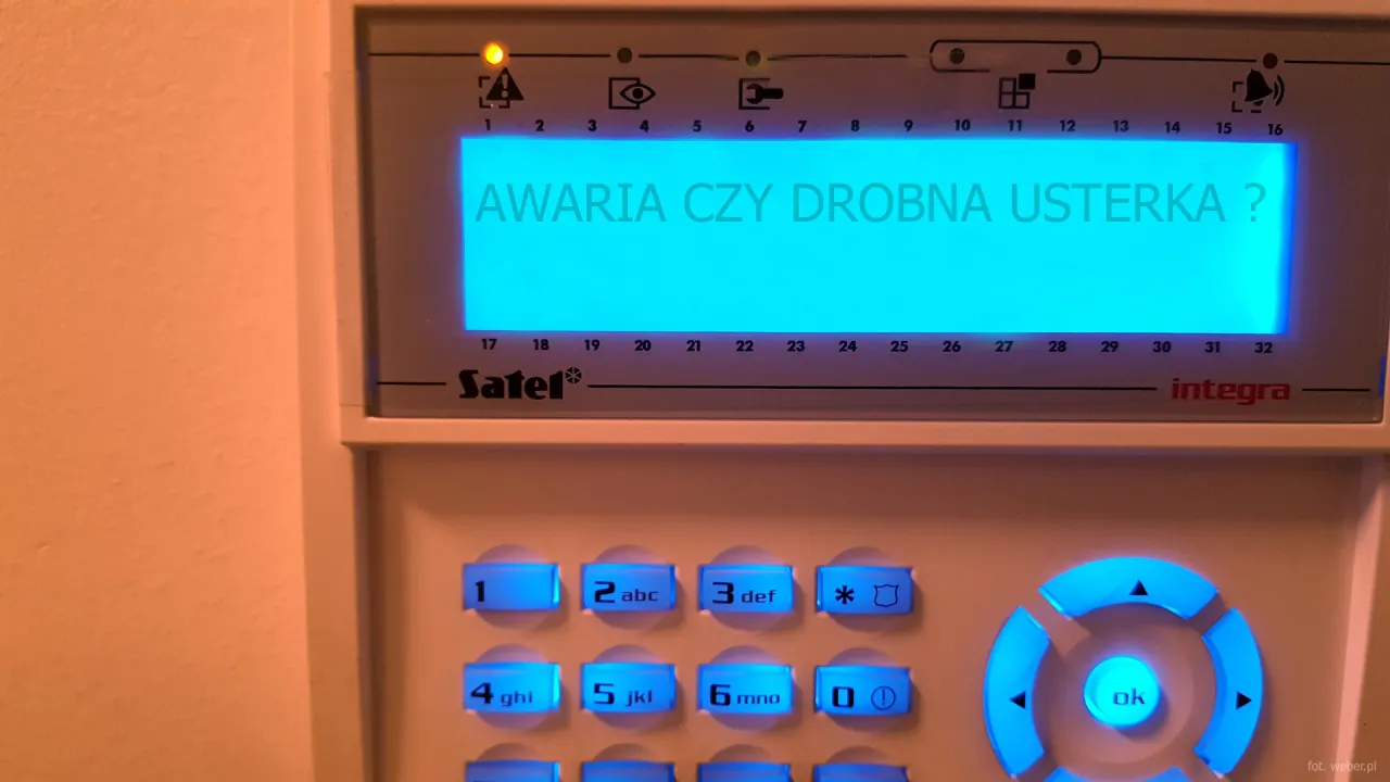 Panel alarmowy z komunikatem 