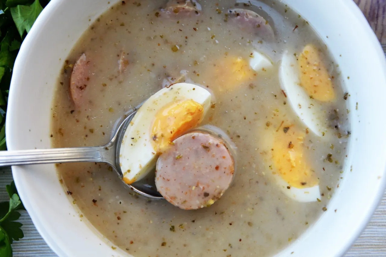 tradycyjne polskie zupy na wędzonych żeberkach