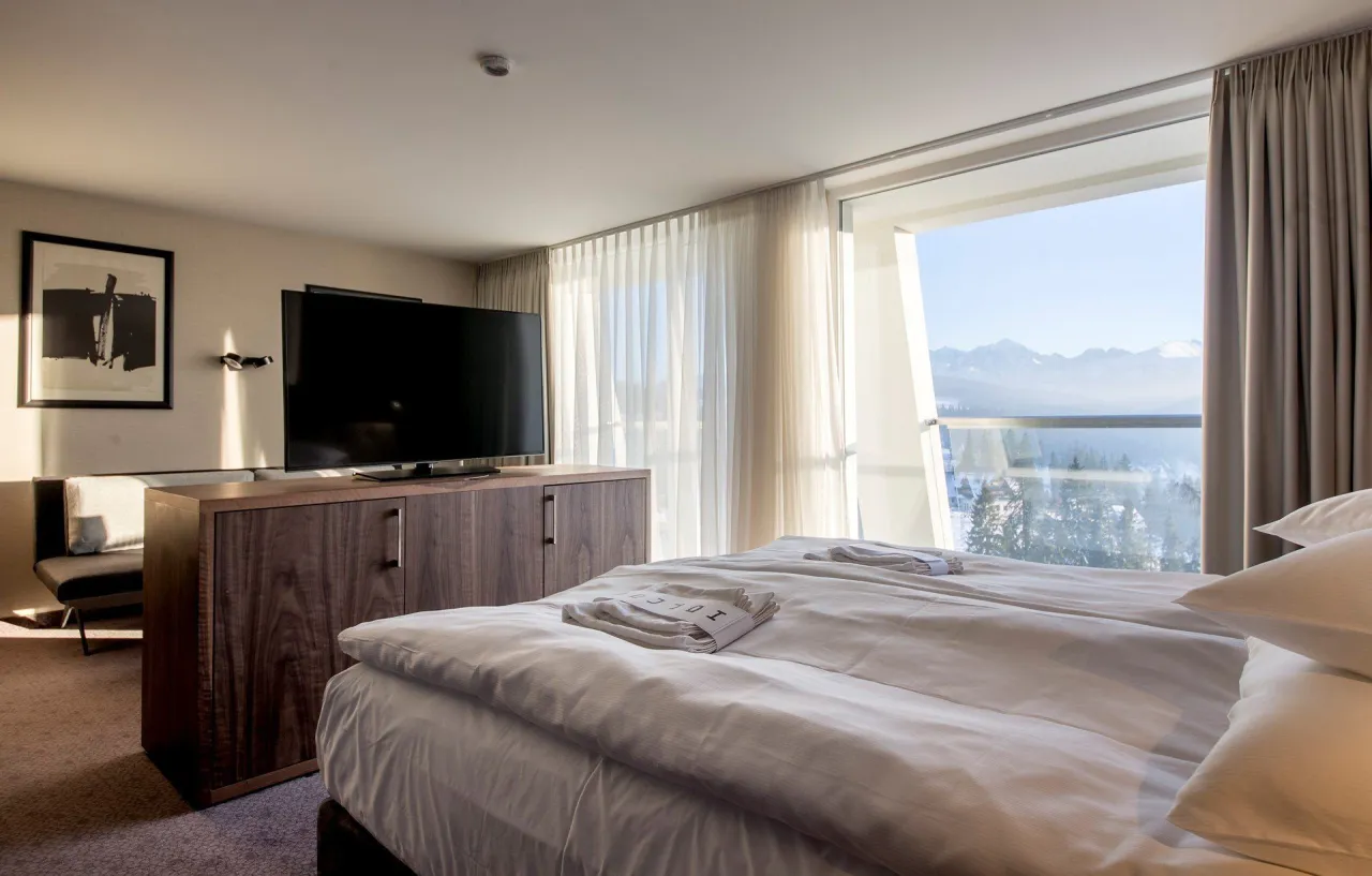 Pok&oacute;j w hotelu Harnaś Wierch Buńdowy Bukowina Tatrzańska z widokiem na g&oacute;ry.