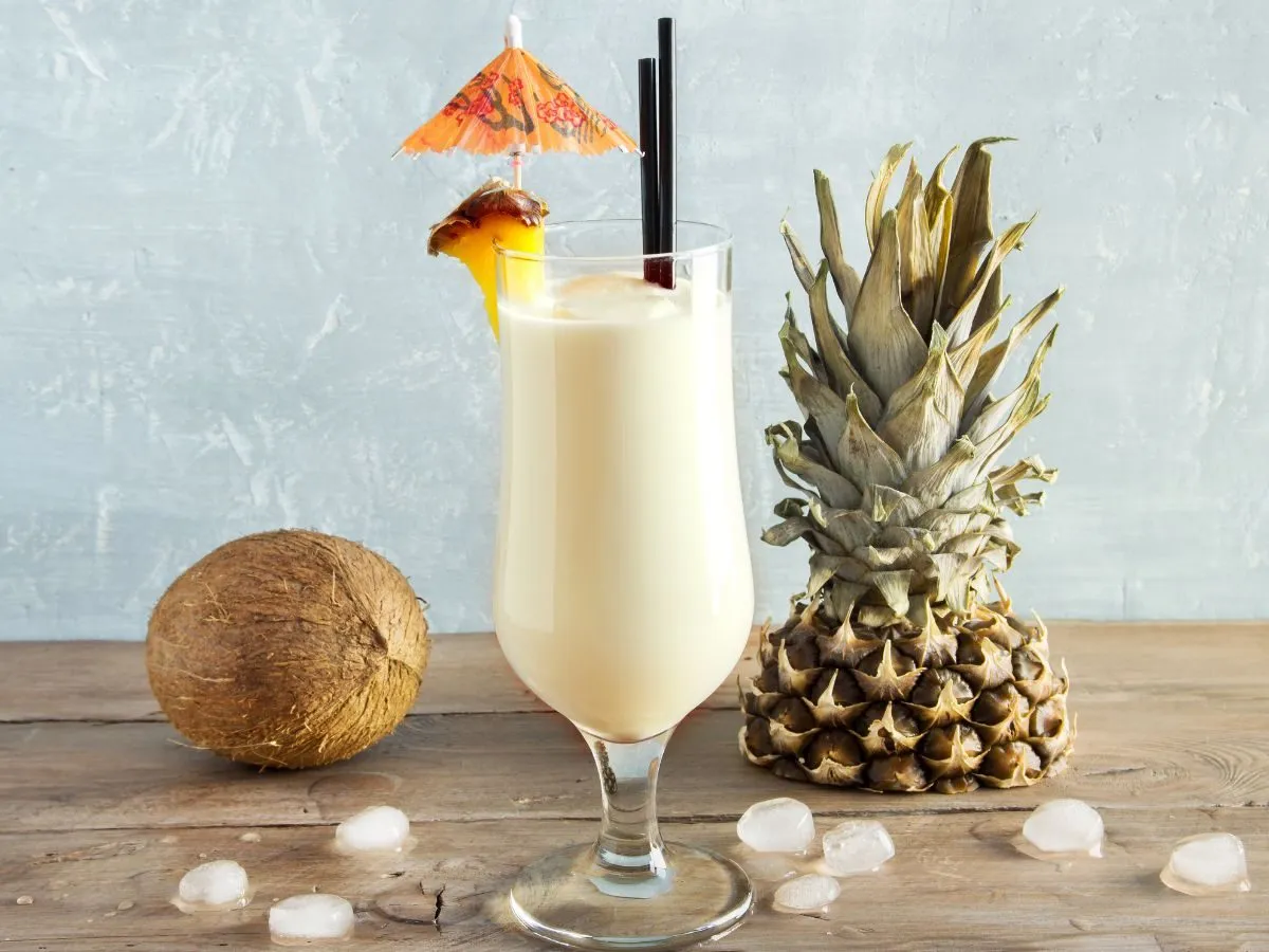 Egzotyczne drinki z Malibu i ananasem z kreatywnymi dekoracjami