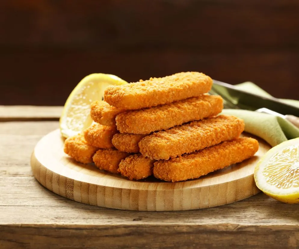 Szczęśliwe dziecko jedzące rybne paluszki