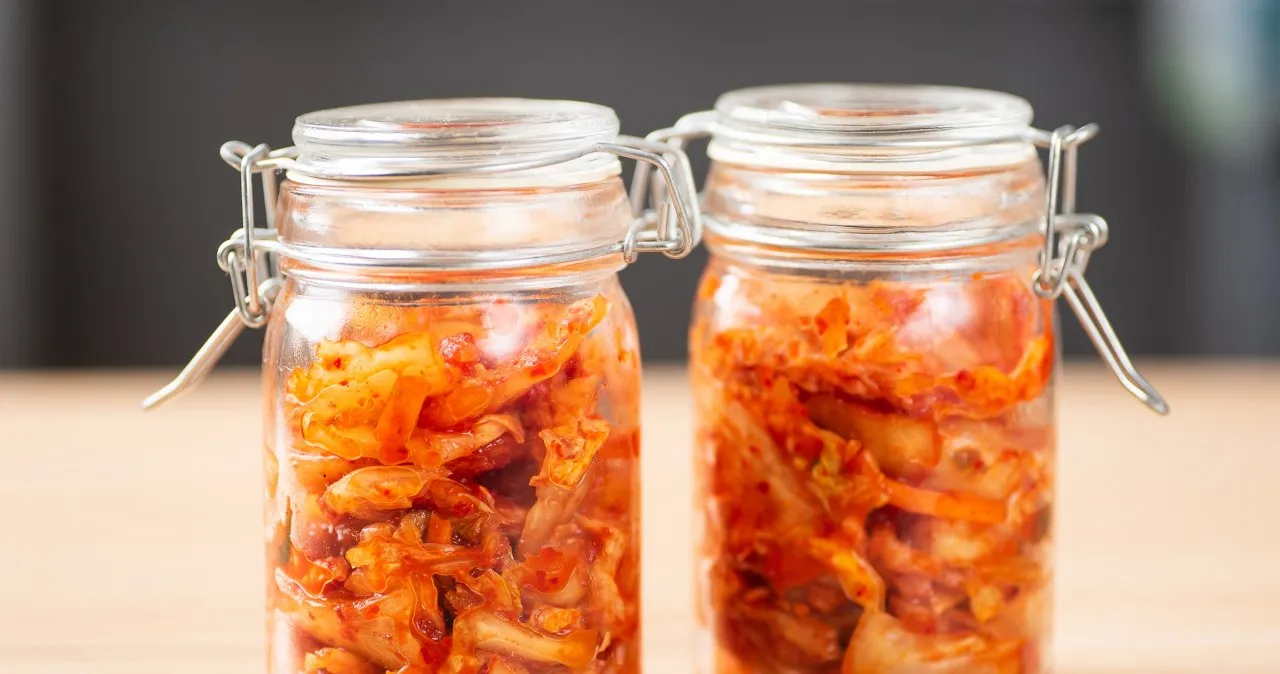 kimchi w słoikach lod&oacute;wka