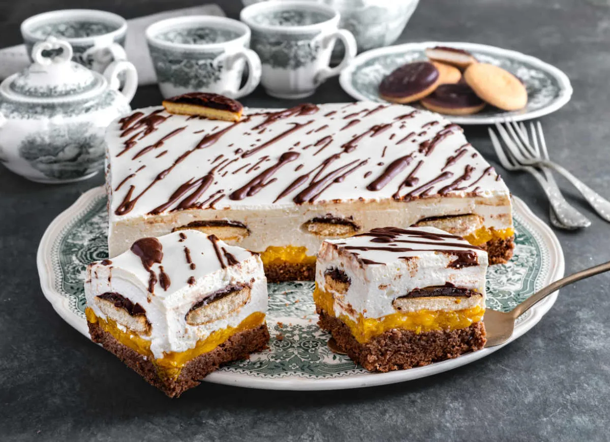 sernik z liniami podziału na porcje