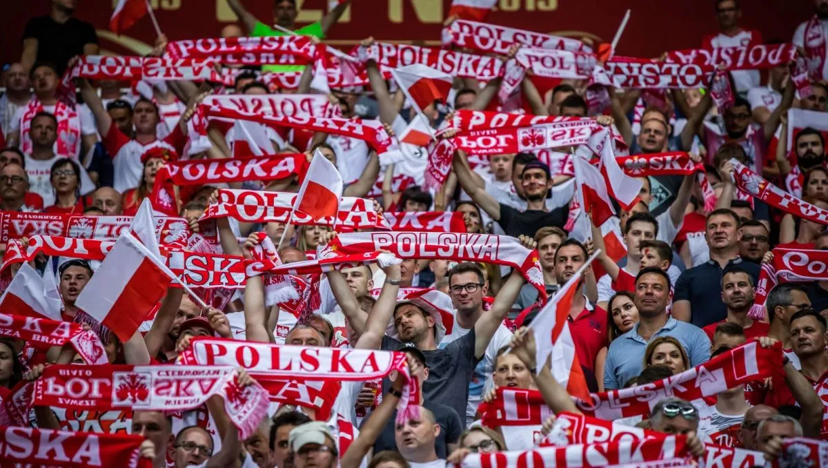 Mecz piłki nożnej stadion kibice