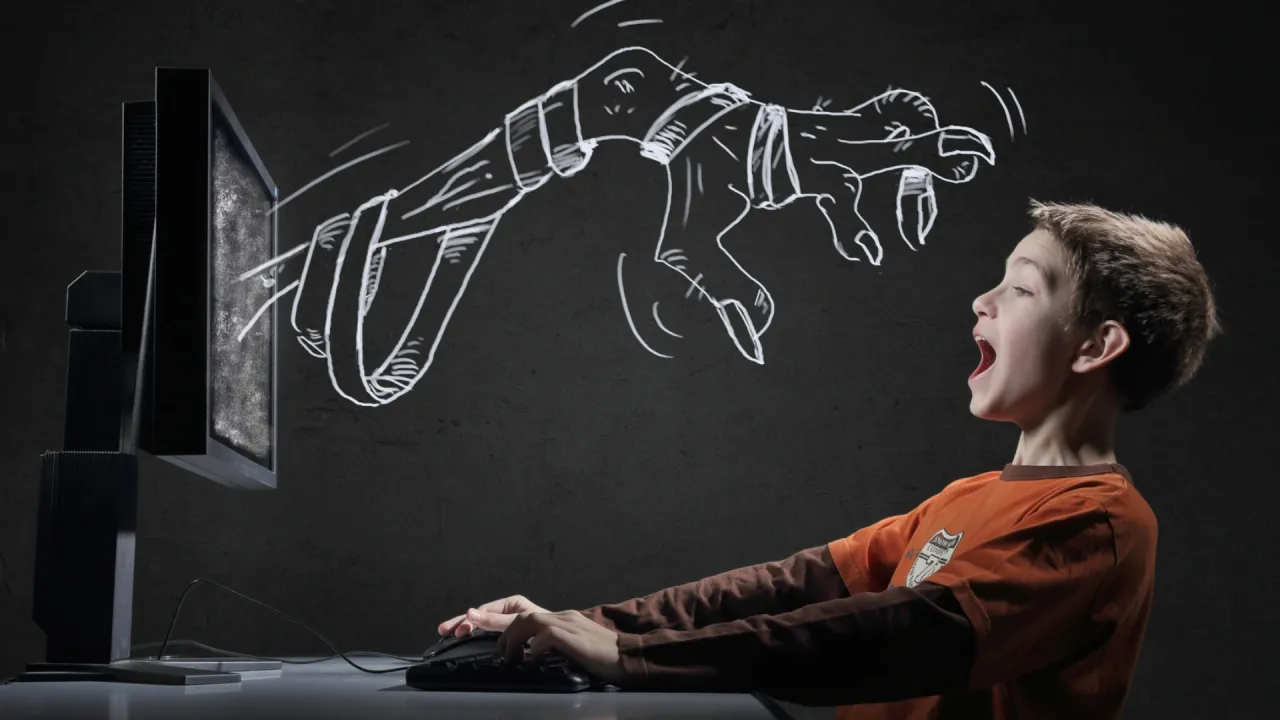 Osoba zamyślona przed komputerem, z widocznymi oznakami zmęczenia lub frustracji