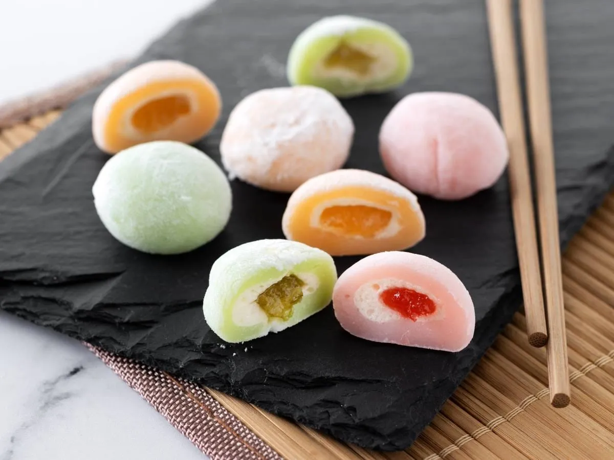 różne nadzienia mochi lub przekrojone mochi z nadzieniem